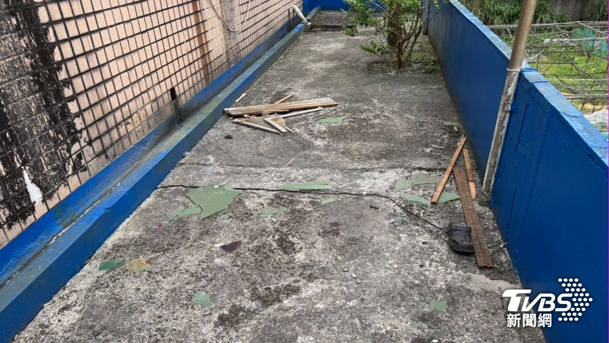 現場還留有遮雨棚的殘骸。（圖／TVBS）