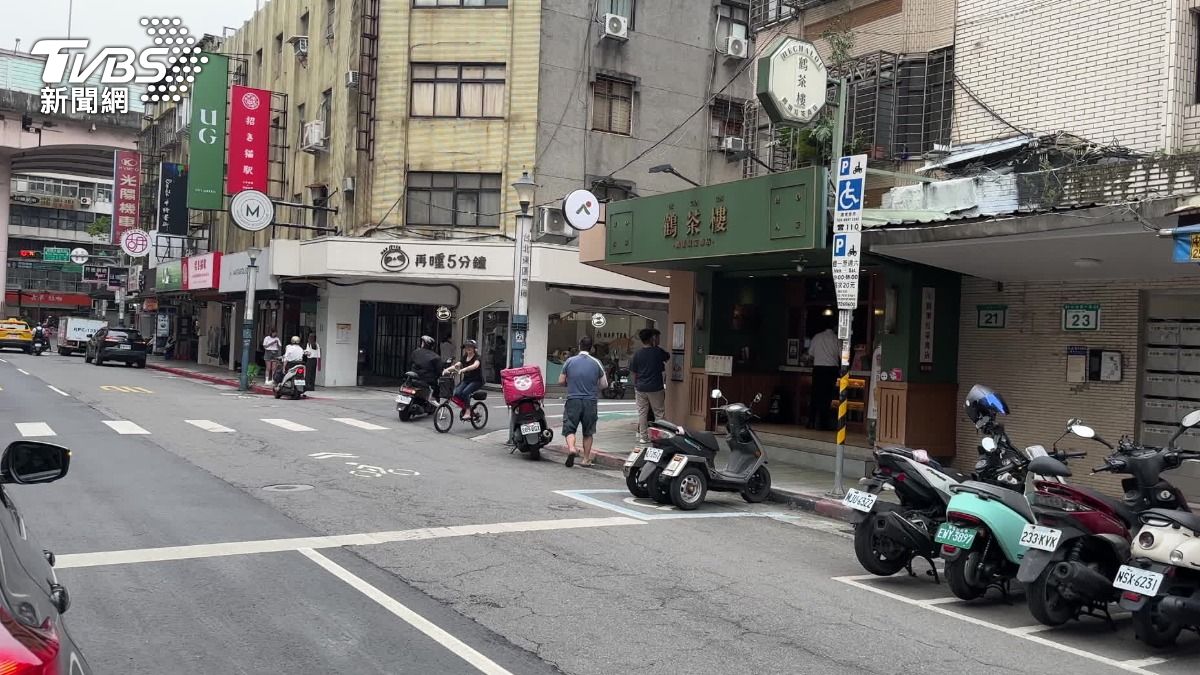 再睡五分鐘大安店,同一條路上就有六間手搖飲店,競爭相當激烈。(圖/TVBS)