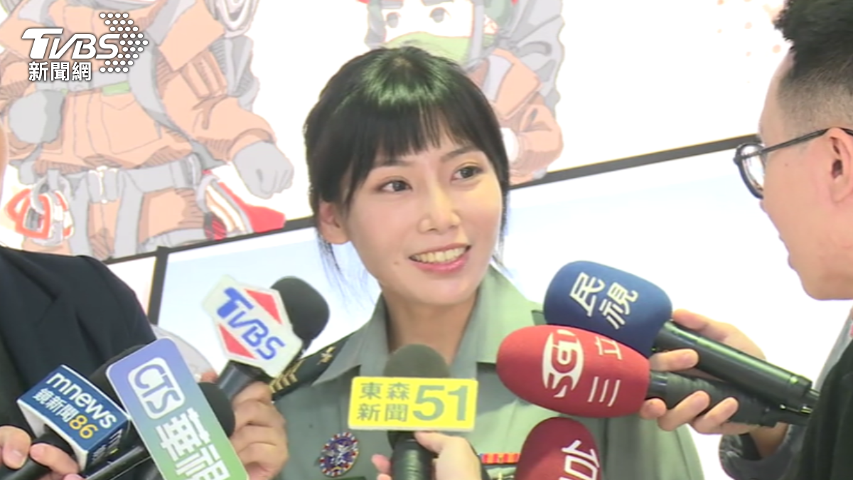 航特部清新女招募員韓彩諭笑稱,自己體重98公斤時招募績效最好。(圖/TVBS)