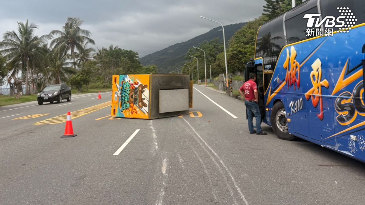台東太麻里鄉台9線24日上午發生一起小貨車翻覆事故,女駕駛為閃避前方迴轉車輛,未注意車前狀況,導致車輛失控翻覆並波及路邊遊覽車(圖/TVBS)