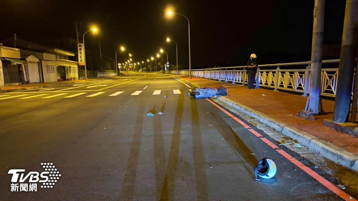 機車碎片散落一地、安全帽噴飛。(圖/TVBS)