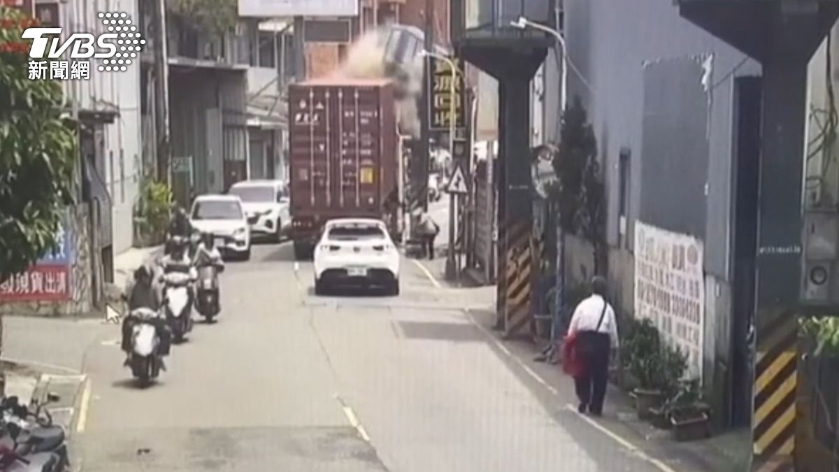 曳引車駕駛連2撞變電箱，瞬間冒煙起火 。（圖／TVBS）