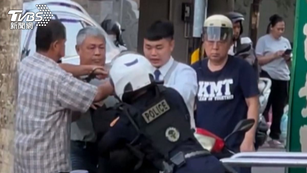 警方壓制失聯移工，民眾衝上前幫忙員警上銬逮捕。（圖／TVBS）