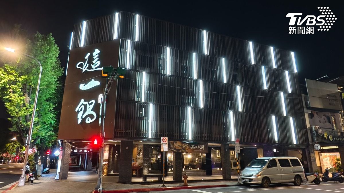 北市中山區「這一鍋」凌晨發生家庭糾紛，49歲徐男疑不滿女友與兒子提早離席，竟持啤酒瓶自殘敲破頭部。（圖／陳冠宇攝）