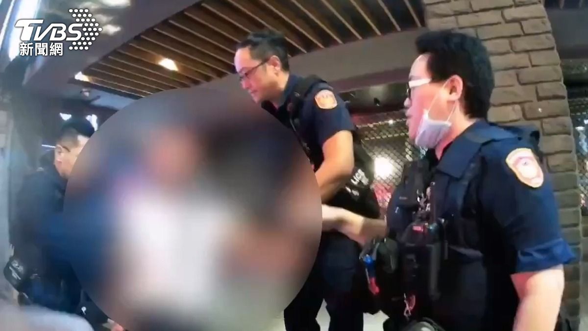 員警抵達時,徐男一人獨自坐在店外,衣服、面部滿是血跡。(圖/TVBS)