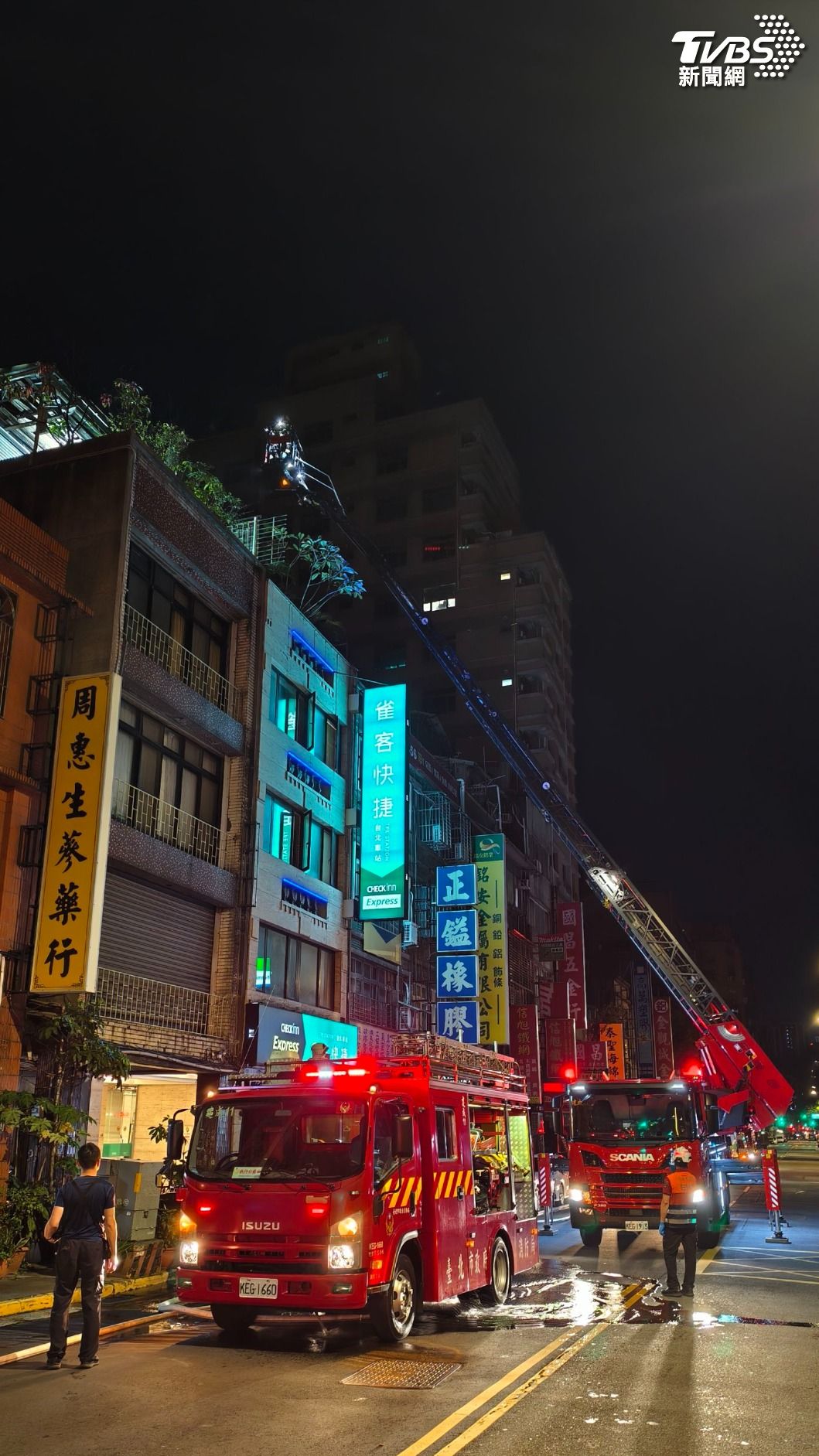 臺北市消防局於凌晨4時13分接獲報案,指稱位於大同區太原路64號的「雀客快捷」發生火災。(圖/陳冠宇攝)