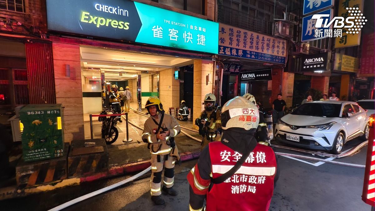 火警共計疏散51名住客(21男、30女),均為自行避難撤出,無人傷亡。(圖/陳冠宇攝)