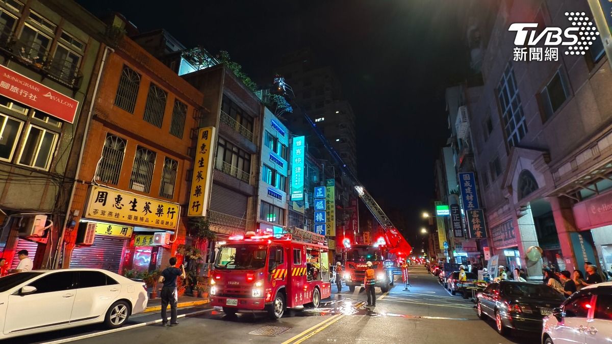 消防局與警方初步研判起火原因並不單純,不排除有「人為因素」介入。(圖/陳冠宇攝)