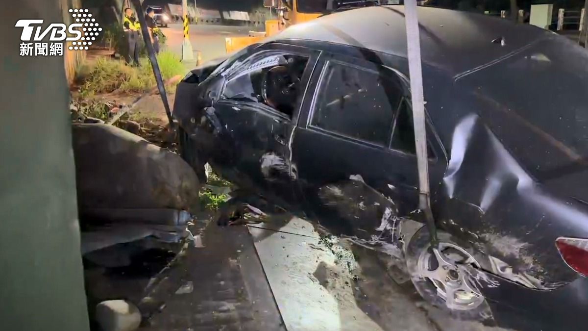 車體嚴重變形。（圖／TVBS）
