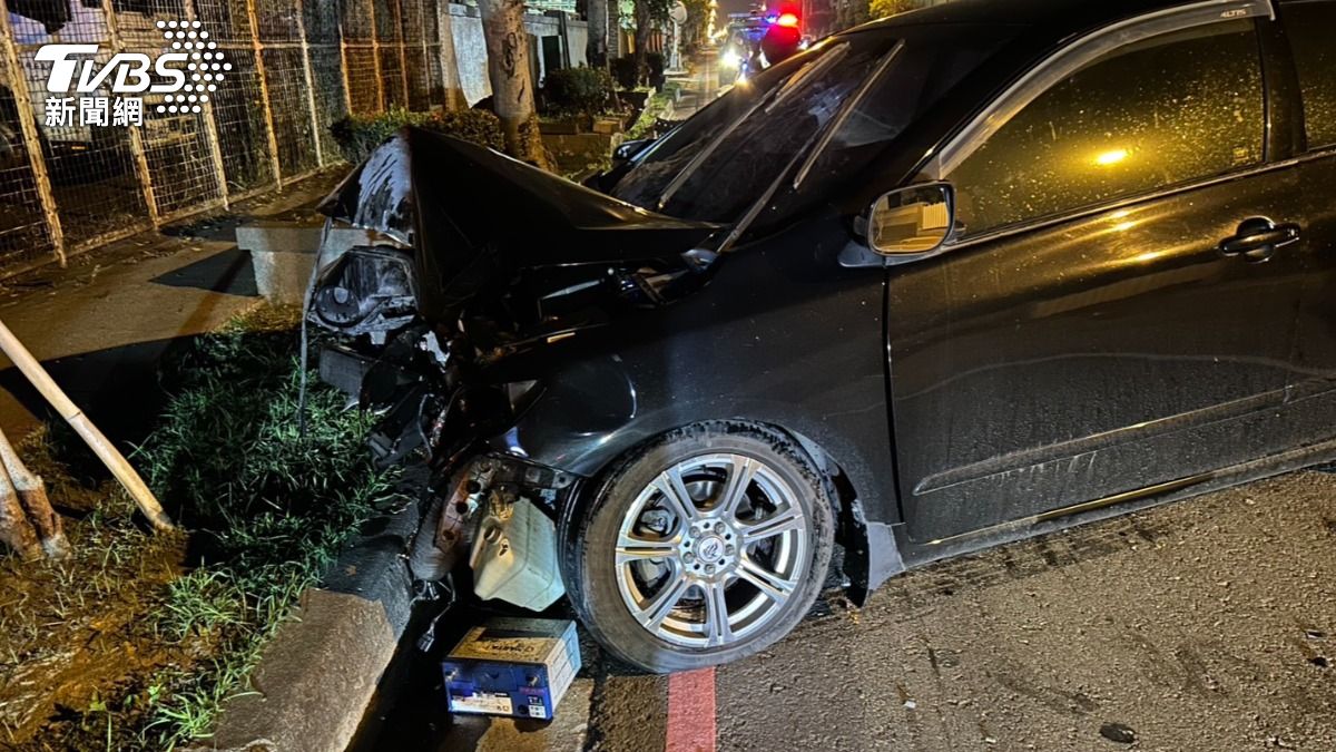 高雄轎車深夜失控!慘撞路樹「車頭爛毀」19歲男駕駛稱閃狗