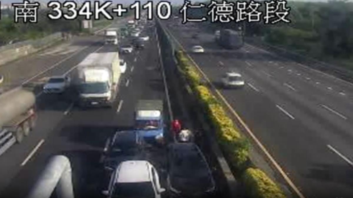 上班注意！國1南向仁德段「4車連環撞」　車流回堵5公里