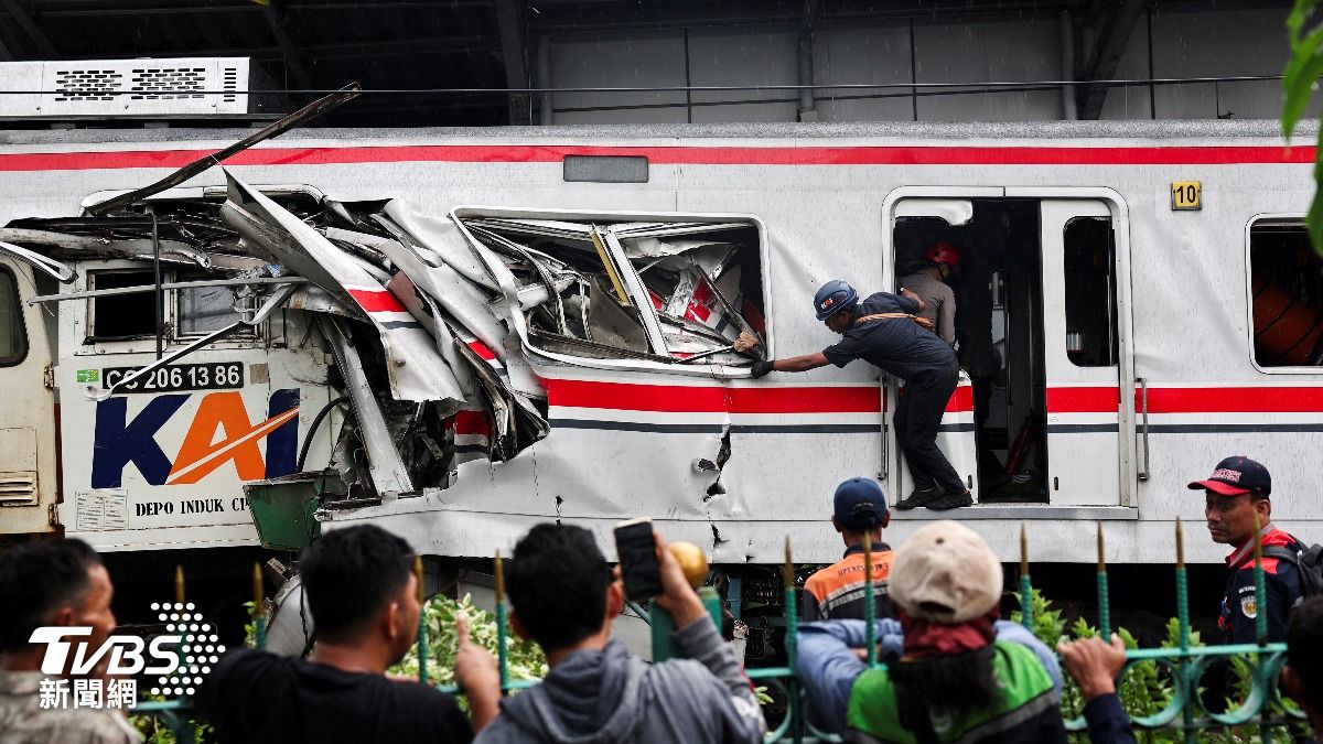 印尼兩列火車相撞至少7死!生還者憶:瞬間被壓成一團