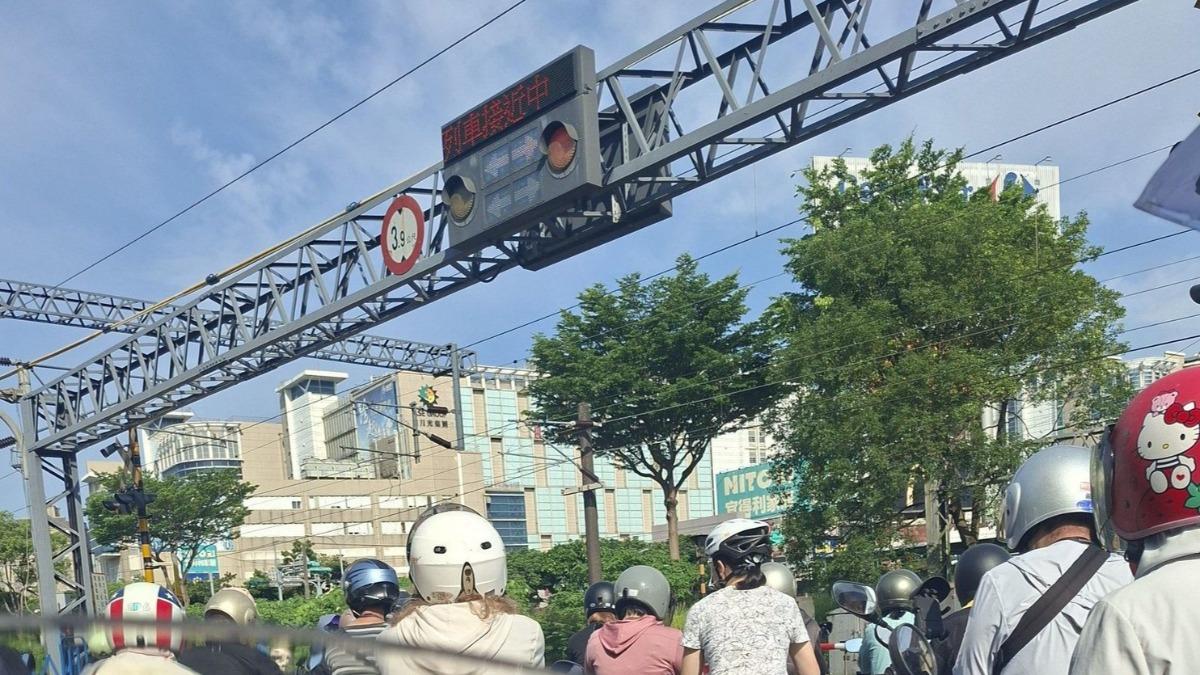 桃園內壢交通黑暗期來了 上班族崩潰:等7班火車過不了平交道