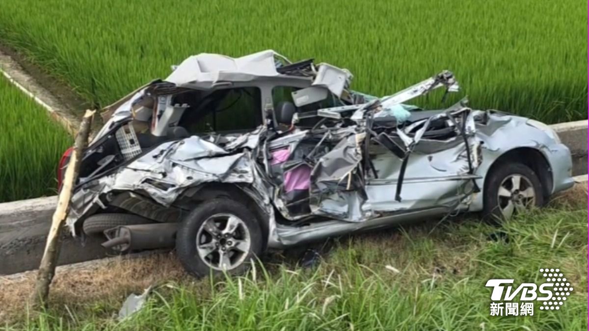 為閃機車!砂石車台82線翻覆 轎車墜田溝「扁爛成廢鐵」