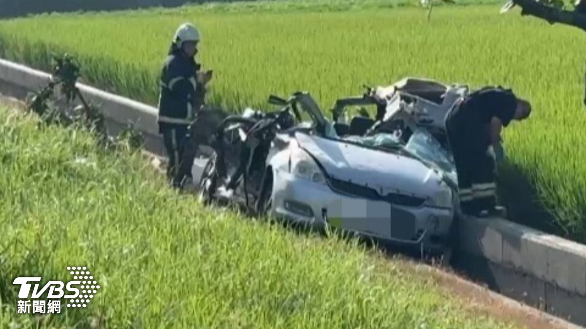 轎車遭撞墜田「扁爛成廢鐵」。（圖／TVBS）