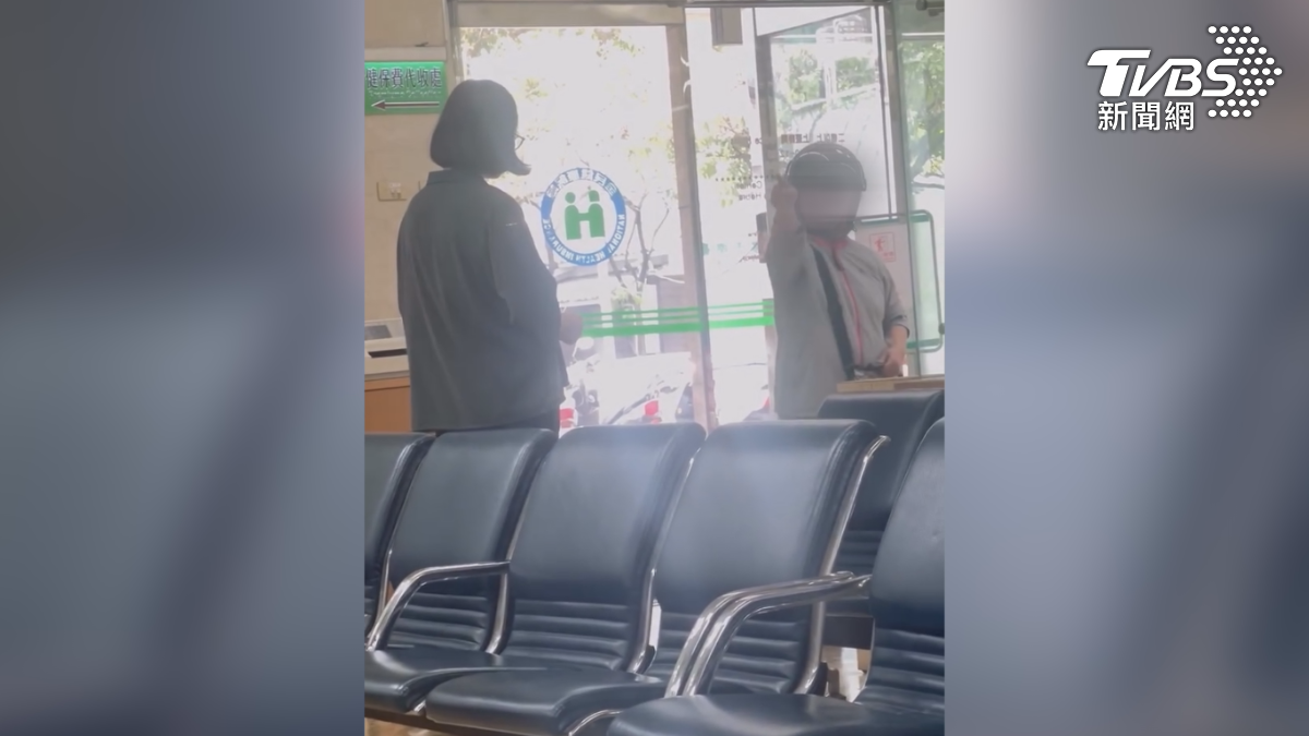 台南有婦人幫兒子繳健保費，因為延遲繳納被收取滯納金，婦人覺得自己沒收到繳費通知，要她承擔罰金不合理，情緒失控在現場大鬧（圖／翻攝Threads＠9257_jjj）