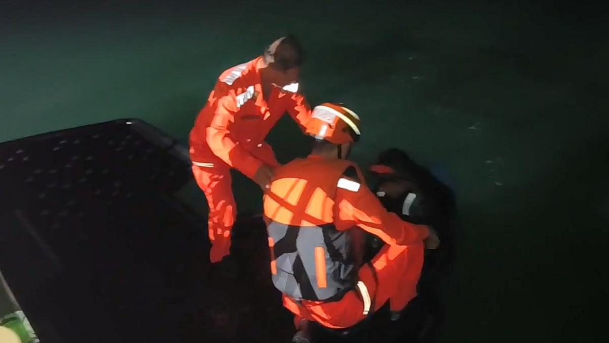 海巡人員將盧男拘提到案,經檢察官訊問後發監執行。(圖/海巡署金馬澎分署提供)