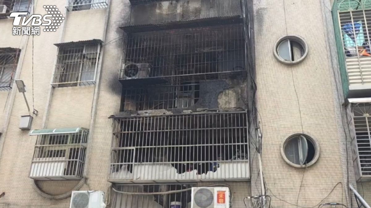二樓住宅明顯被燒毀。(圖/TVBS)