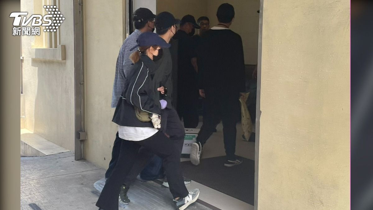 女警產後血崩亡「今解剖查死因」　家屬低調現身殯儀館求真相