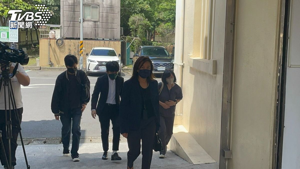 檢察官與法醫到場。(圖/曾健銘攝)