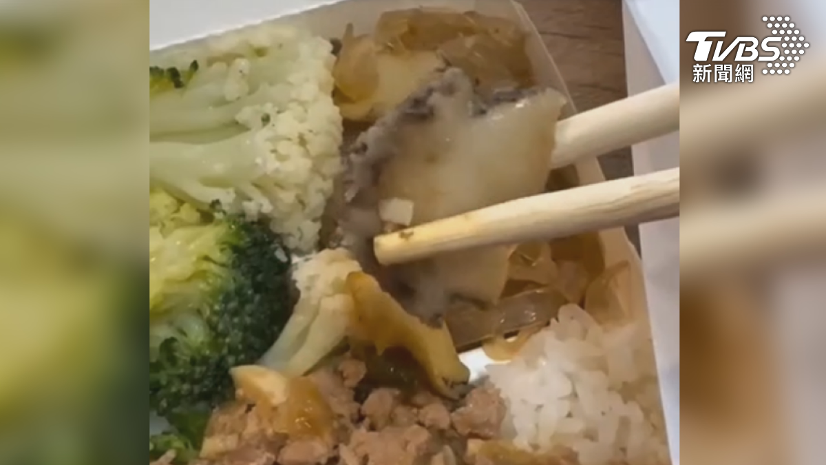 高雄仁武一間百元便當店，有民眾吃到了隱藏版的豪華配菜，因為在一道炒冬粉中，居然發現有鮑魚（圖／翻攝社會事影音）