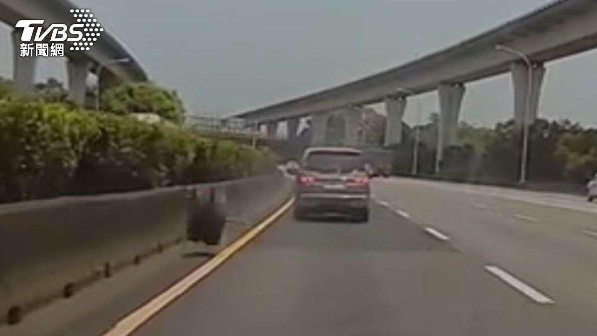 影音/國道驚魂!大貨車輪胎脫落狂彈 砸凹轎車車頂駕駛嚇傻