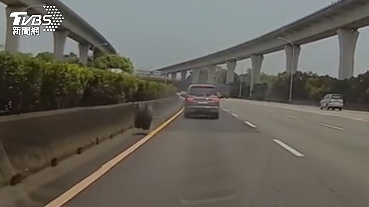貨車輪胎脫落砸中轎車。(圖/畫面授權chenyiyu__)