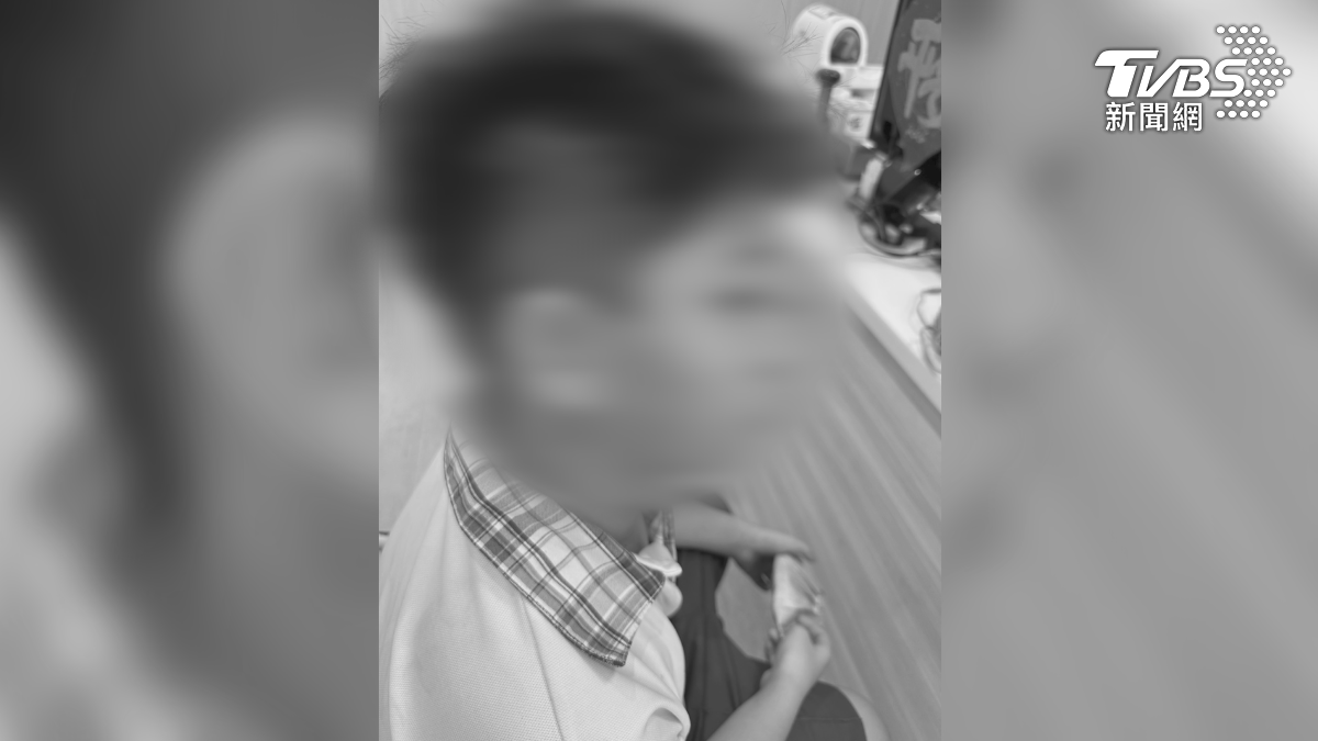 高雄市一位國小五年級男童的媽媽，指控孩子在校遭到霸凌，除了遭另外一名男童用球砸，對方還亮刀恐嚇，甚至強調自己爸爸都會處理（圖／TVBS）