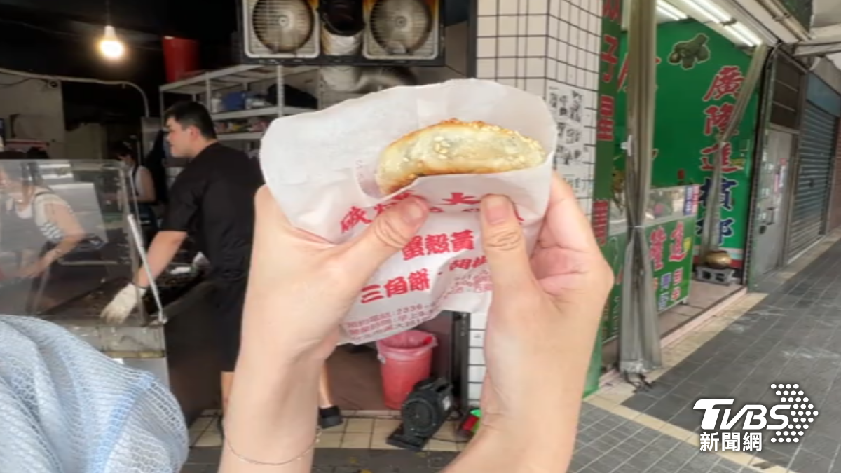 萬華排隊蟹殼黃每個漲到20元。(圖/TVBS)
