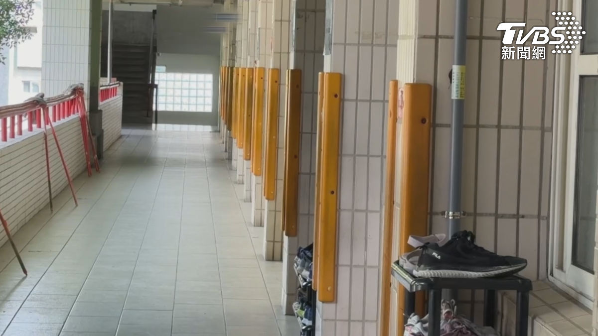 媽媽指控，升上五年級後，小孩多次在校遭到同一群同學霸凌，除了其中一位曾拿球對他攻擊，還被曾亮刀，說要對他不利（圖／TVBS）