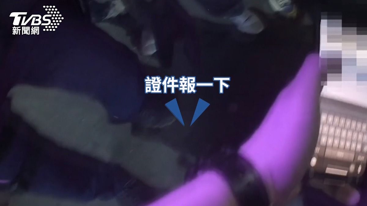 員警要求他出示證件並盤腿坐下,當手銬聲響起時,男子再也無法維持冷靜。(圖/民眾提供)
