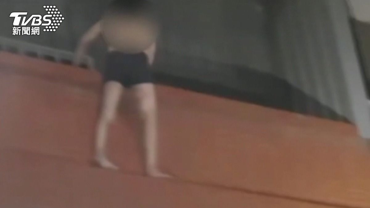 彰化毒犯打赤膊「爬4樓屋頂逃命」警出動雲梯車一出動秒投降。(圖/民眾提供)