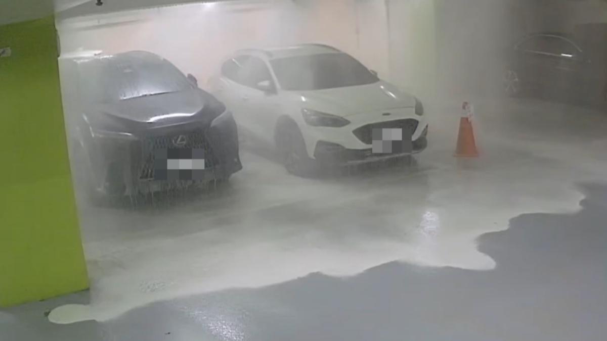 駕駛不慎撞毀消防設備,觸發撒水系統,天花板瞬間狂噴大量的滅火泡沫。(圖/TVBS)