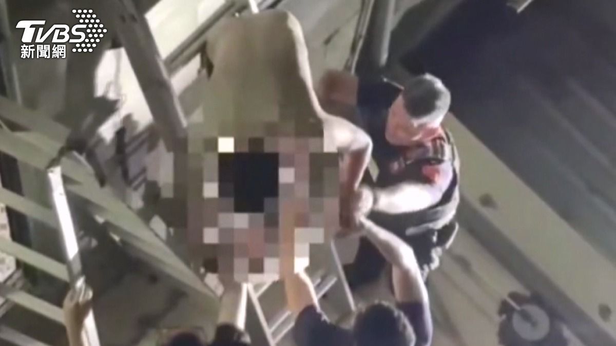 眼見支援警力及雲梯車抵達,他只能乖乖就範,由警方協助安全下樓。(圖/民眾提供)