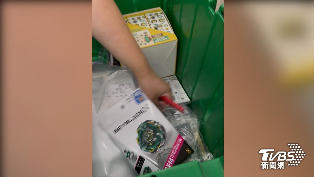超商限量開賣戰鬥陀螺,但民眾質疑看得到買不到。(圖片來源/民眾提供)