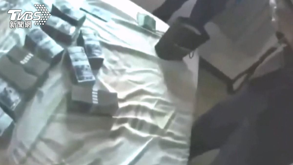 該機房成員負責撥打詐騙電話,並召募取簿手及車手,為躲避查緝曾從台中多次轉點至彰化。(圖/TVBS)