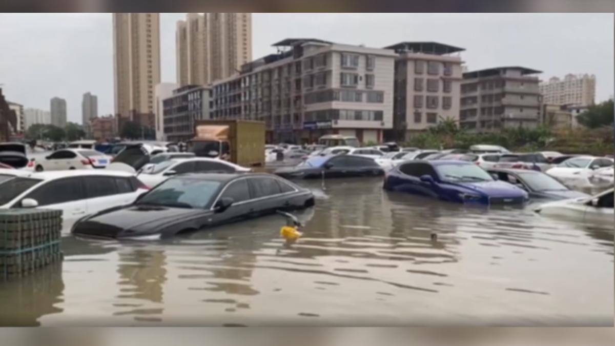 廣西欽州出現近10年最強暴雨，車輛都泡在水裡，災情慘重。（圖／CTTV+）