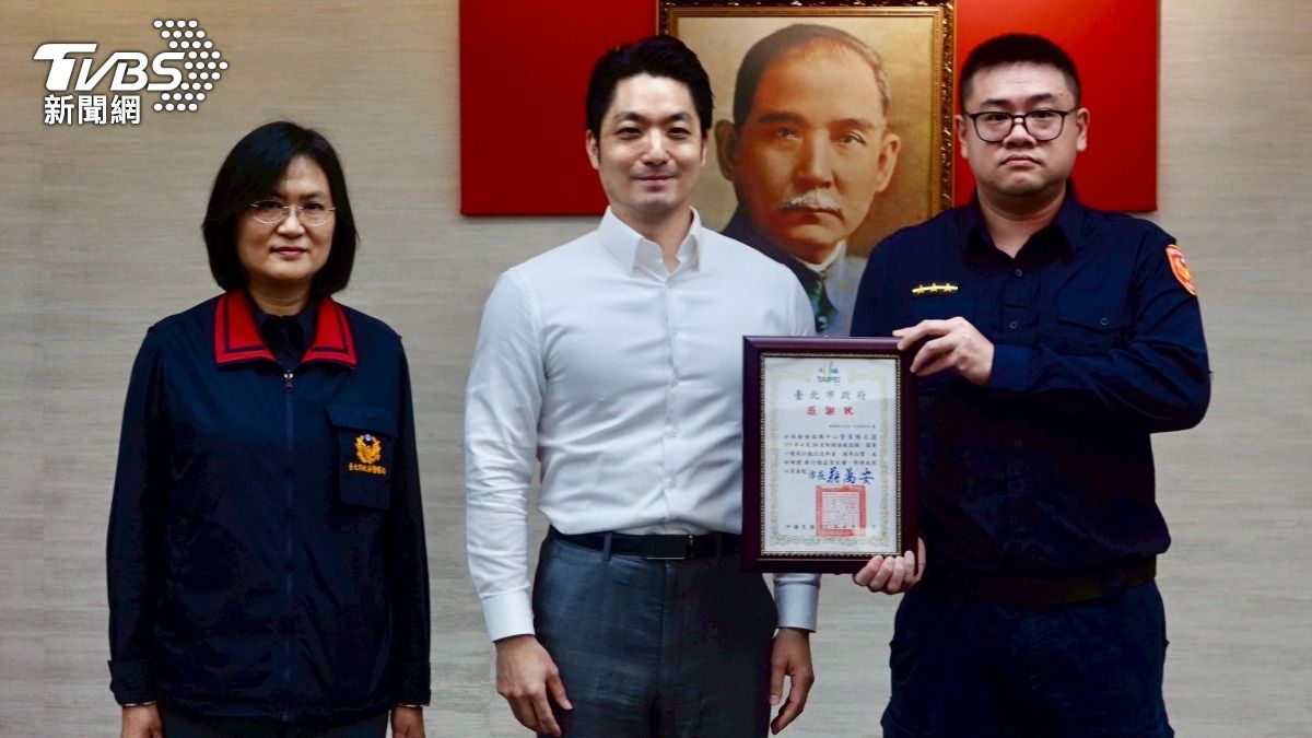 持槍搶中信銀行!行員、勇警通力合作解危機 市長親頒獎