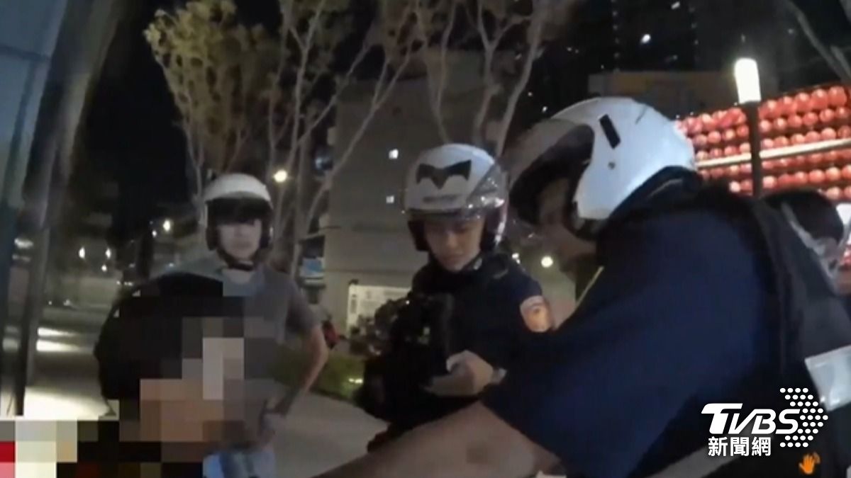 嫌犯夜市S型狂奔拒捕，身分曝光竟是毒品通緝犯。（圖／TVBS）