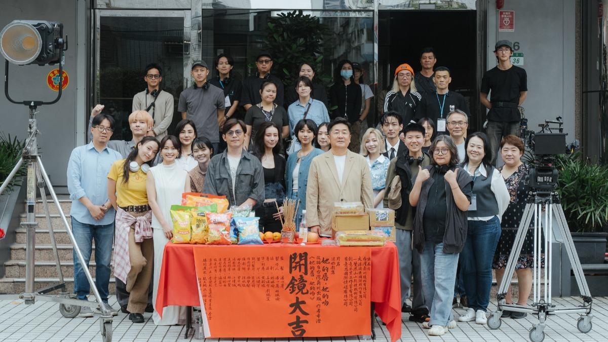 炎亞綸(第一排左二)以大浪娛樂集團總裁身分現身。(圖/有意思國際傳媒提供)