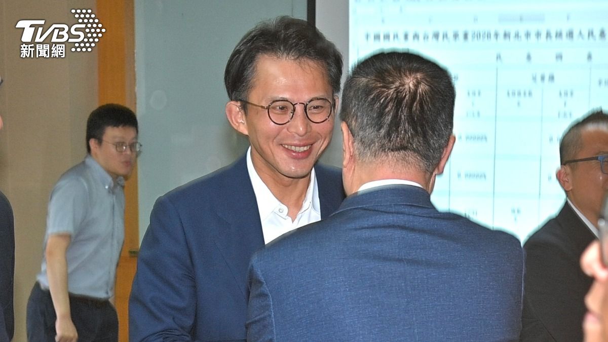 新北市長藍白民調公布，黃國昌和李四川先進小會議室看結果。(圖／胡瑞麒攝)
