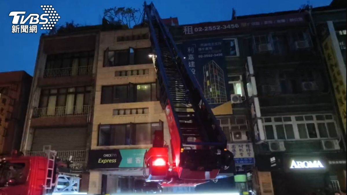 旅館發生火警，警鈴立刻響起，住客順利逃出。（圖／TVBS）