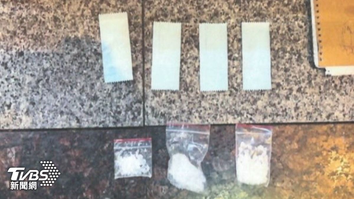 警方在車上查扣第二級毒品安非他命3包、第三級毒品甲基卡西酮4包。(圖/TVBS)