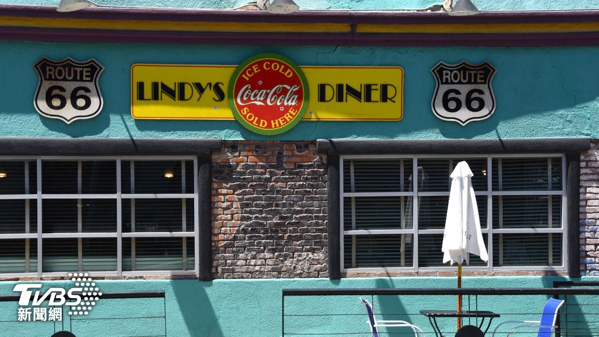 美國新墨西哥州阿爾伯克基市,市中心的66號公路餐廳Lindy's Diner東側牆面週一下午部分倒塌。(圖/Shutterstock達志影像)
