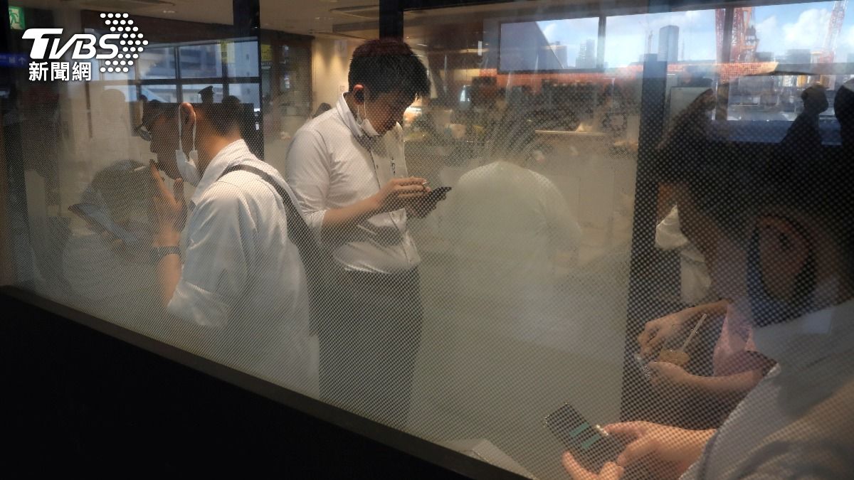 福岡市區部分吸菸區採開放式設計,反讓「菸害」擴大。(圖/達志影像路透社)