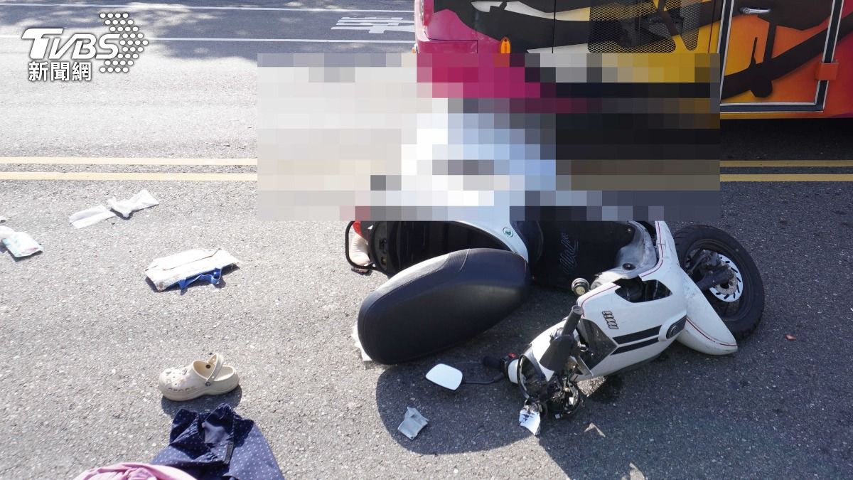女警遭追撞，捲入後車輪底當場身亡。（圖／TVBS）