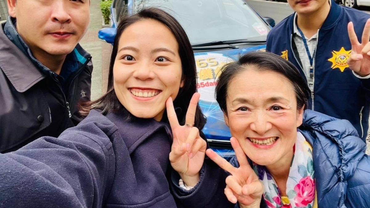 鄭女去年跟著演員譚艾珍宣導防詐。(圖/譚艾珍臉書)