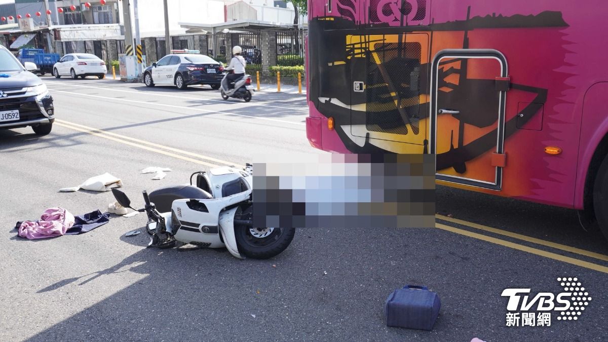 女警遭追撞，捲入後車輪底當場身亡。（圖／TVBS）