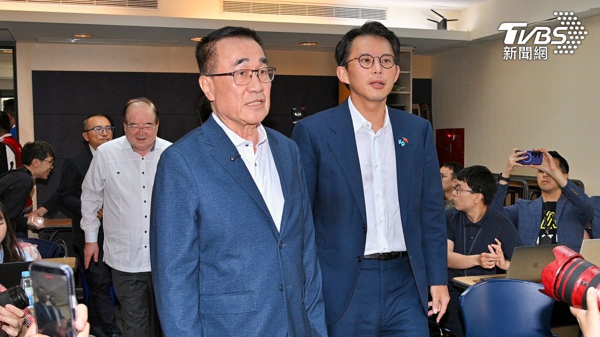 國民黨、民眾黨今天下午共同舉辦「藍白聯合治理新北市長民調結果發佈記者會」。(圖/胡瑞麒攝)
