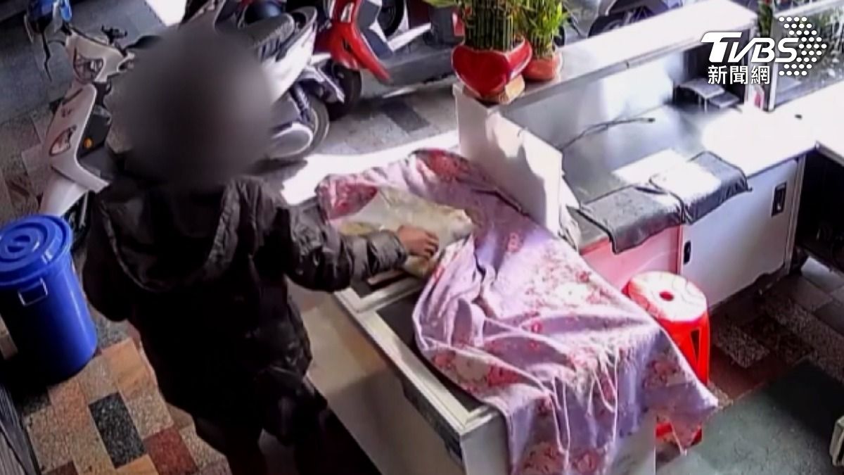 偷食材的怪客，沉寂4個月後又再度犯案，這次目標轉向麵店，偷走紹興酒及魚丸，且已連續兩次上門行竊（圖／TVBS）